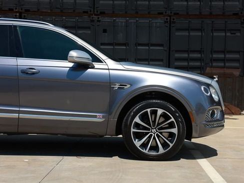 Used 2018 Bentley Bentayga AWD/4WD image 34