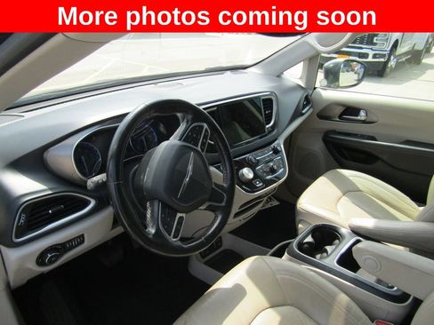 Used 2021 Chrysler Pacifica Touring-L FWD image 11