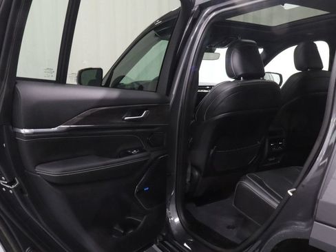 Certified 2023 Jeep Grand Cherokee Overland AWD/4WD image 15