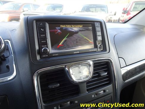 Used 2014 Chrysler Town & Country Touring-L w/ Driver Convenience Group FWD image 18