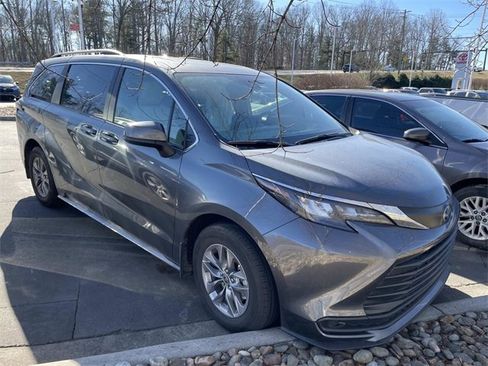 Used 2025 Toyota Sienna LE image 5