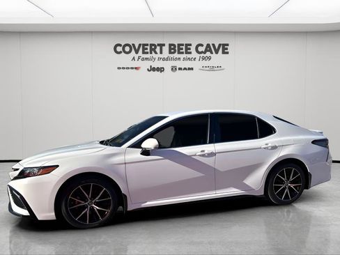 Used 2023 Toyota Camry SE image 4