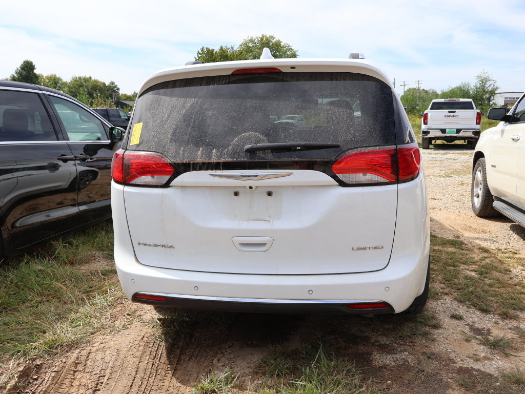 Used 2017 Chrysler Pacifica Limited w/ Advanced Safetytec Group FWD image 18