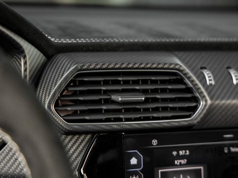 Used 2024 Lamborghini Urus Performante AWD/4WD image 40