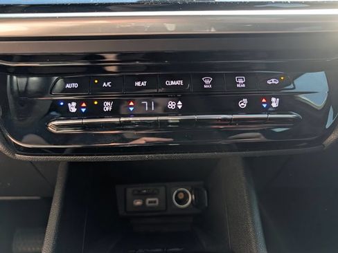 Used 2023 Chevrolet Bolt EUV LT w/ Convenience Package FWD image 21