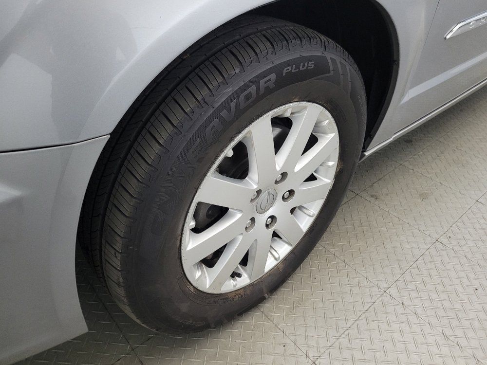 Used 2016 Chrysler Town & Country Touring FWD image 31