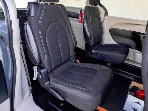 Used 2022 Chrysler Voyager LX image 12