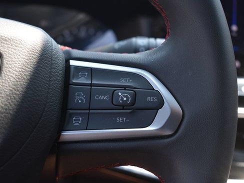 Used 2025 Jeep Compass Trailhawk AWD/4WD image 16
