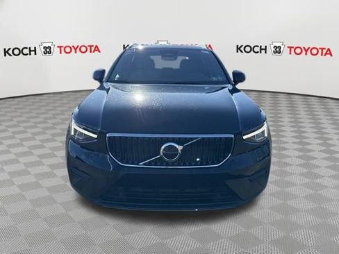 Used 2023 Volvo XC40 B5 Core image 2