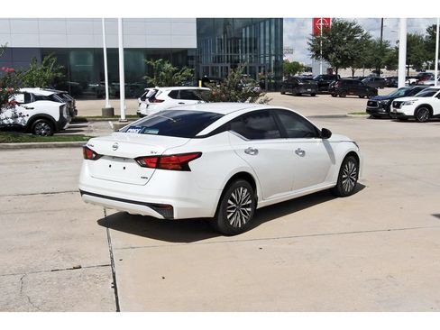 Used 2024 Nissan Altima 2.5 SV AWD/4WD image 7