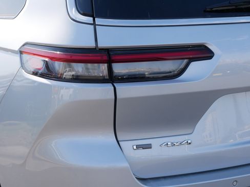 Used 2022 Jeep Grand Cherokee L Limited AWD/4WD image 17