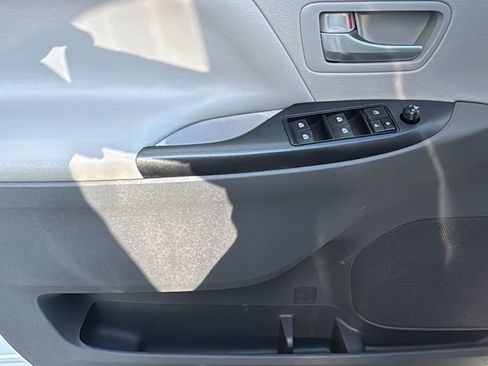 Used 2019 Toyota Sienna LE w/ Carpet Mat Package FWD image 18