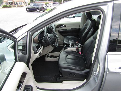 Used 2017 Chrysler Pacifica Touring-L image 4