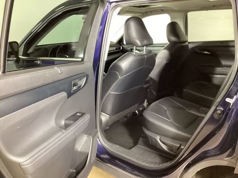 Used 2022 Toyota Highlander XLE AWD/4WD image 23