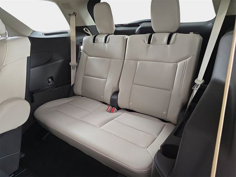 Used 2020 Ford Explorer Platinum w/ Premium Technology Package image 17