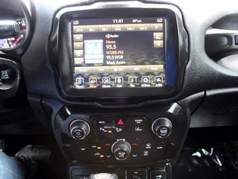 Used 2021 Jeep Renegade Latitude w/ Luxury Group II image 26