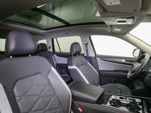 Certified 2025 Volkswagen Atlas Peak Edition SE AWD/4WD image 22