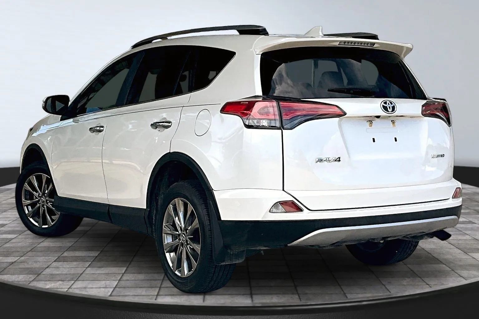 Used 2018 Toyota RAV4 Limited FWD image 4