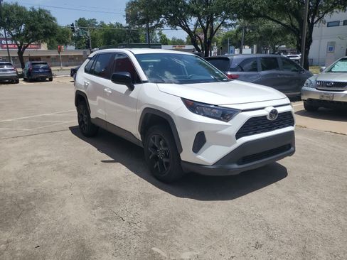 Used 2022 Toyota RAV4 LE FWD image 17