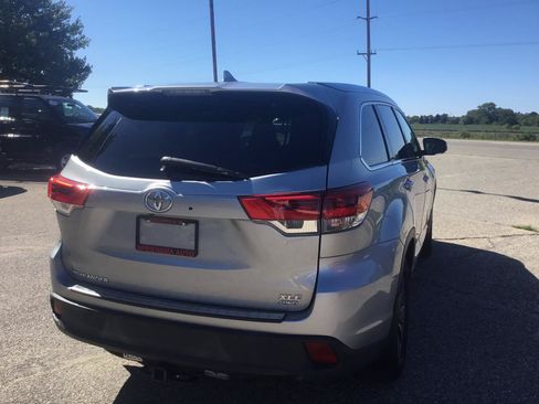 Used 2019 Toyota Highlander XLE AWD/4WD image 6