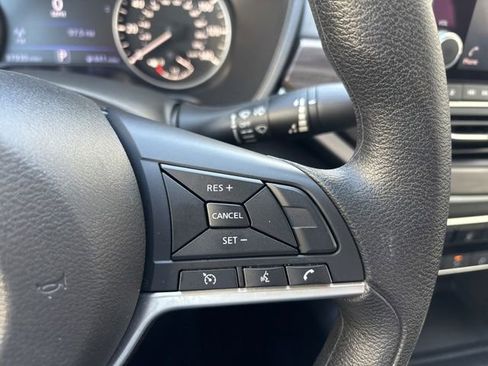 Used 2025 Nissan Altima 2.5 SV FWD image 19