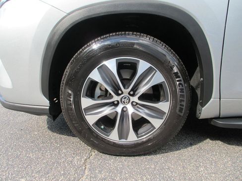 Used 2023 Toyota Highlander XLE FWD image 21