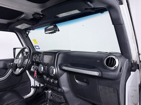 Used 2016 Jeep Wrangler Unlimited Rubicon image 24