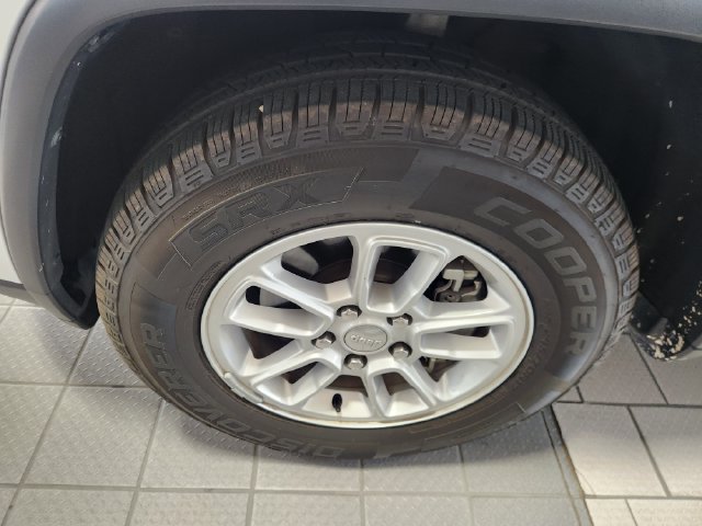 Used 2020 Jeep Grand Cherokee Laredo RWD image 8