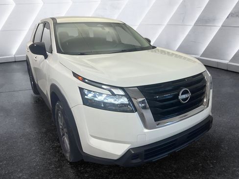 Used 2024 Nissan Pathfinder S image 1