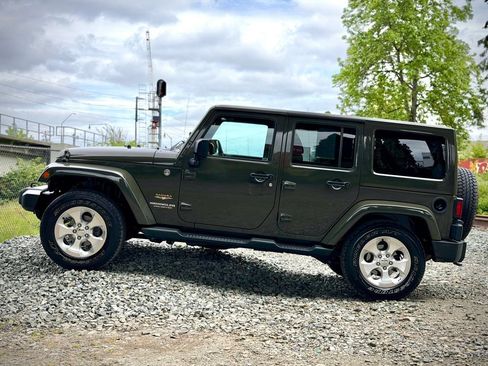 Used 2015 Jeep Wrangler Unlimited Sahara w/ Connectivity Group AWD/4WD image 8