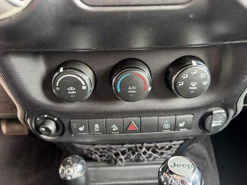 Used 2018 Jeep Wrangler Unlimited Sahara image 27