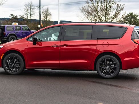 New 2026 Chrysler Pacifica Select w/ S Appearance Package image 11