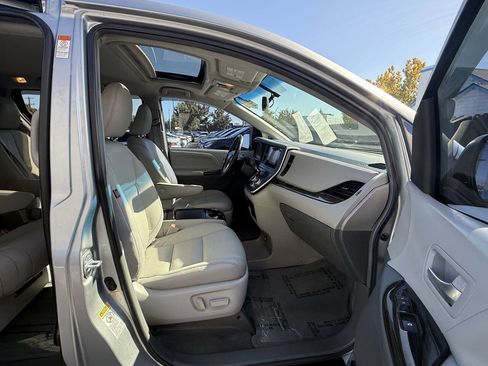 Used 2017 Toyota Sienna image 21