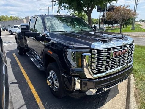 Used 2025 GMC Sierra 3500 Denali w/ Denali Reserve Package AWD/4WD image 2