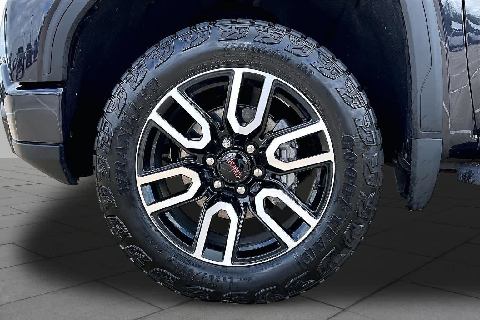 Used 2022 GMC Sierra 1500 AT4 w/ AT4 Premium Package AWD/4WD image 11