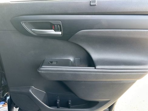 Used 2023 Toyota Highlander L image 28