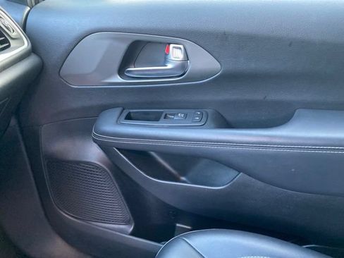 Used 2025 Chrysler Pacifica Select FWD image 18