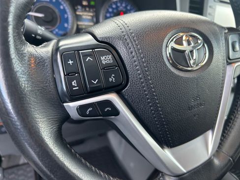 Used 2019 Toyota Sienna XLE image 17