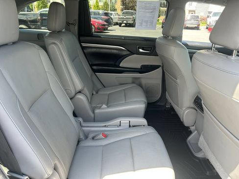 Used 2017 Toyota Highlander Limited AWD/4WD image 37