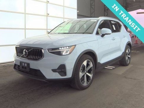 Used 2025 Volvo XC40 B5 Plus image 1