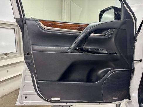 Used 2018 Lexus LX 570 4WD w/ Luxury Package image 11