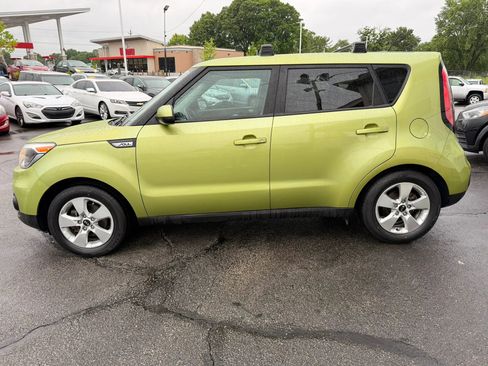 Used 2018 Kia Soul FWD image 2