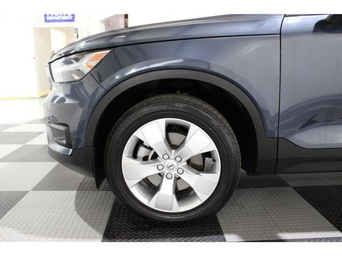 Used 2022 Volvo XC40 T5 Momentum image 9