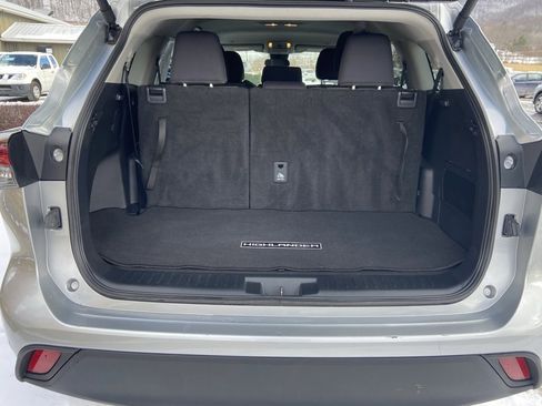 Used 2024 Toyota Highlander LE image 28