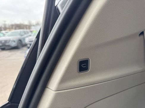 Used 2020 Chrysler Pacifica Touring-L image 24