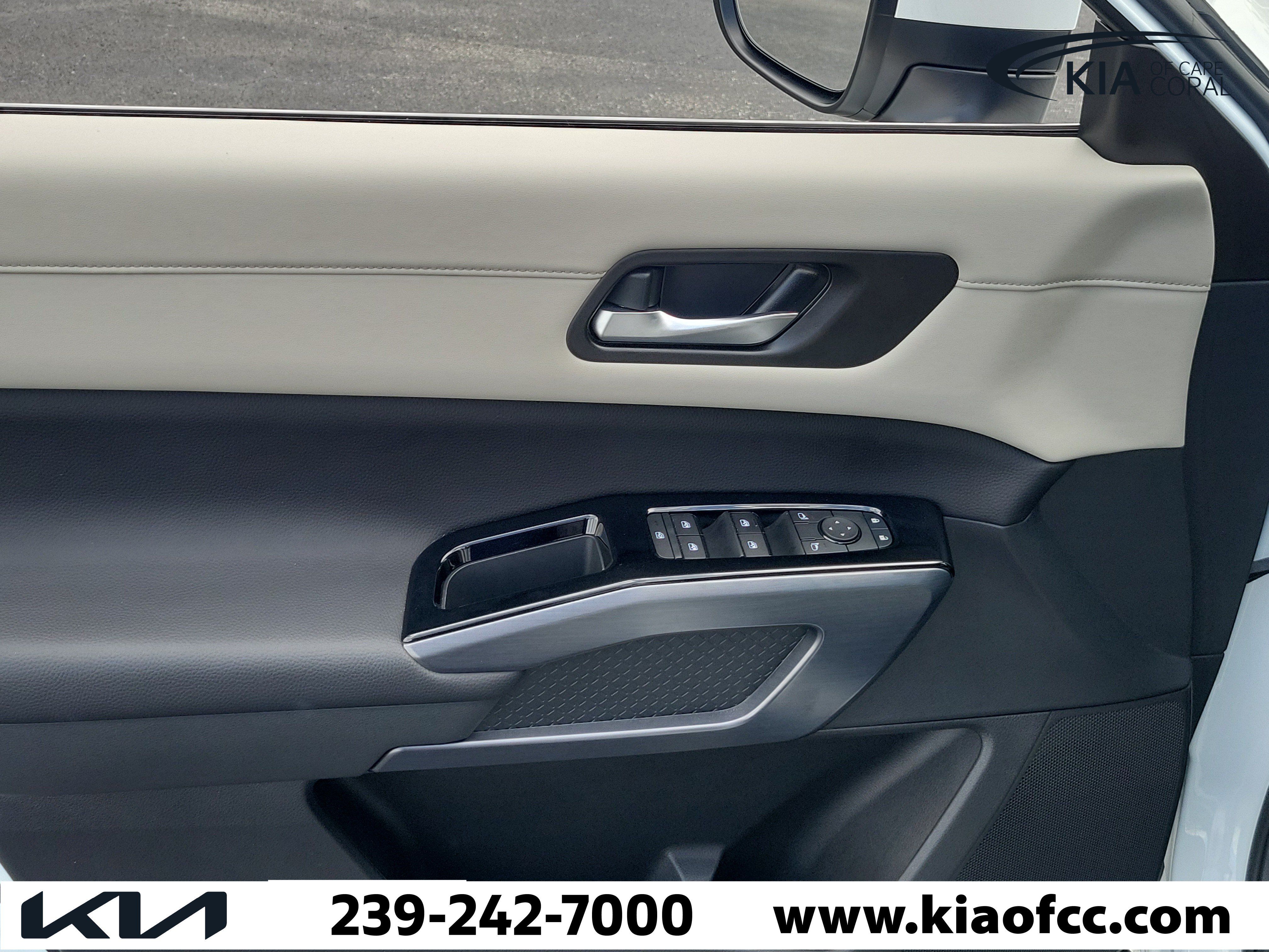 Used 2025 Nissan Pathfinder SL w/ Black Appearance Package FWD image 25