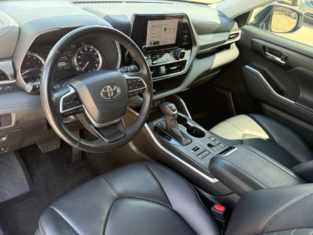 Used 2024 Toyota Highlander XLE AWD/4WD image 12
