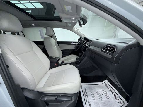 Used 2018 Volkswagen Tiguan SE w/ Panoramic Sunroof Package image 11