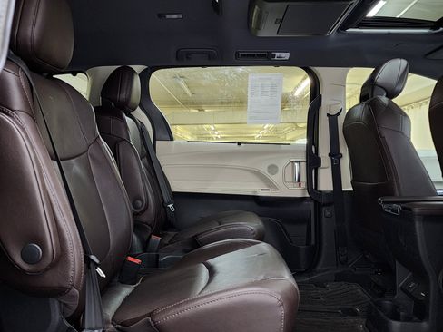 Used 2021 Toyota Sienna Platinum AWD/4WD image 21