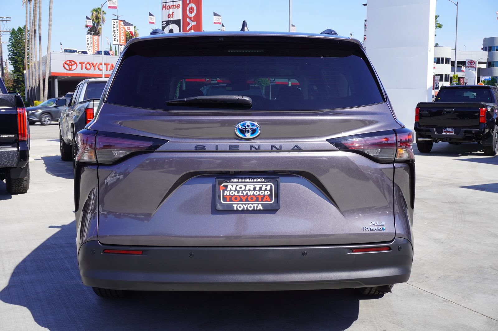 Certified 2023 Toyota Sienna XLE FWD image 6